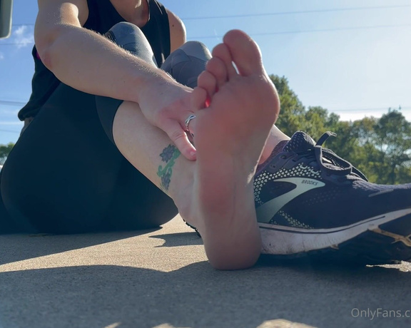 SoleMate91 aka solemate91 OnlyFans - Feels so good to take my shoes and socks off outside after a long run