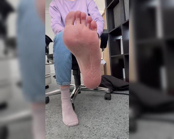 Knuspi-feet aka knuspi-feet OnlyFans - Feetknuspi feet 2776901631) just me again teasing you with my feet at work