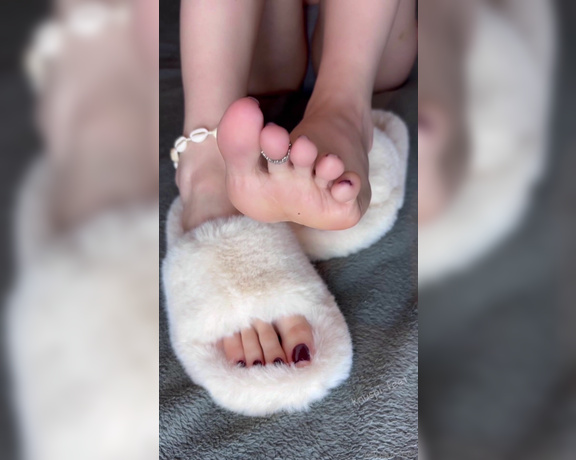 Knuspi-feet aka knuspi-feet OnlyFans - Feetknuspi feet 3096178704) wanna sniff my fuzzy slippers i’ve been wearing them all day