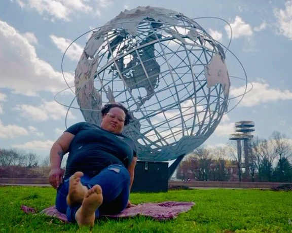 Lucy Beast NYC aka mslucybeastnyc OnlyFans - It was a nice day out in Flushing Meadows Park Decided to let the feet breath