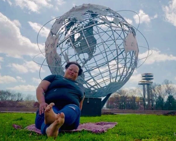 Lucy Beast NYC aka mslucybeastnyc OnlyFans - It was a nice day out in Flushing Meadows Park Decided to let the feet breath