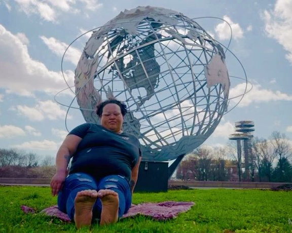 Lucy Beast NYC aka mslucybeastnyc OnlyFans - It was a nice day out in Flushing Meadows Park Decided to let the feet breath