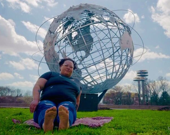 Lucy Beast NYC aka mslucybeastnyc OnlyFans - It was a nice day out in Flushing Meadows Park Decided to let the feet breath