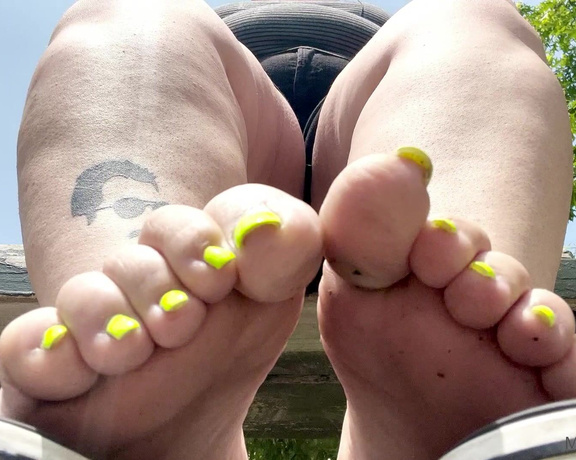 Lucy Beast NYC aka mslucybeastnyc OnlyFans - Flexing my toes in the park on a nice sunny day