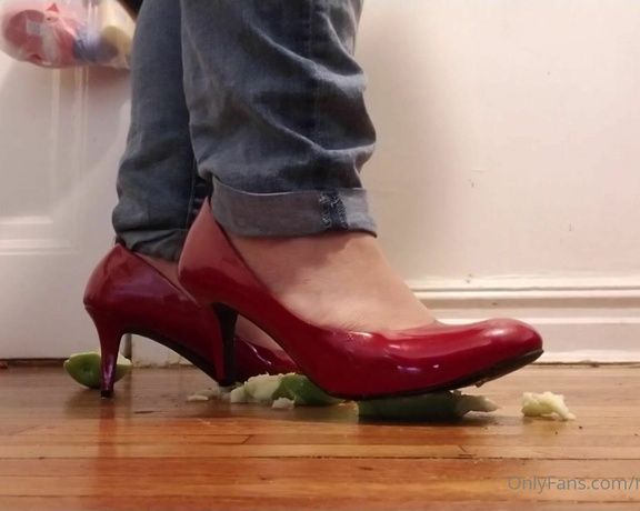 Lucy Beast NYC aka mslucybeastnyc OnlyFans - Sensual high heel Granny apple crush