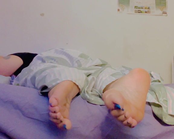 Lucy Beast NYC aka mslucybeastnyc OnlyFans - Dry, sleepy feet…