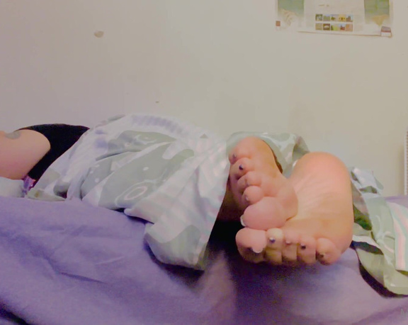 Lucy Beast NYC aka mslucybeastnyc OnlyFans - Dry, sleepy feet…