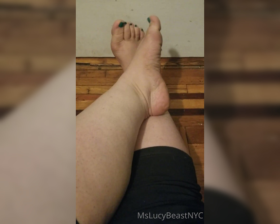 Lucy Beast NYC aka mslucybeastnyc OnlyFans - What’s a good toe scrunching clip without crossed ankles
