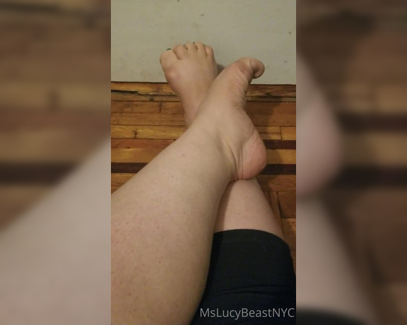 Lucy Beast NYC aka mslucybeastnyc OnlyFans - What’s a good toe scrunching clip without crossed ankles