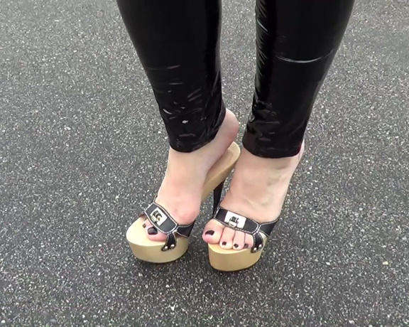 Madiheels aka madiheels OnlyFans - A walk in latex leggings and very sexy high heels