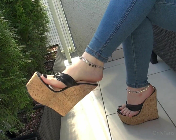 Madiheels aka madiheels OnlyFans - Platform flip flops