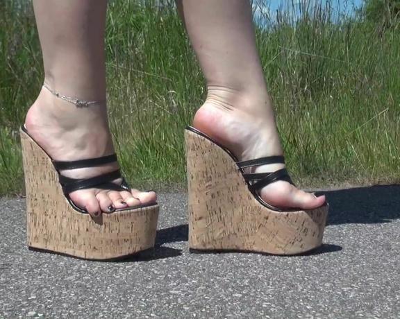 Madiheels aka madiheels OnlyFans - Sexy outdoor video with 7inch platform flip flops