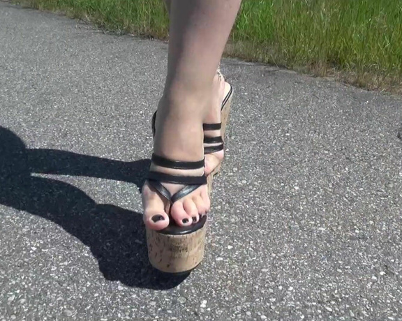 Madiheels aka madiheels OnlyFans - Sexy outdoor video with 7inch platform flip flops