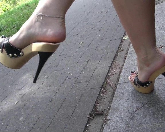Madiheels aka madiheels OnlyFans - Sexy video from a walk in the park