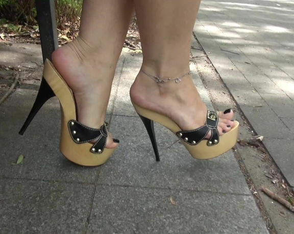 Madiheels aka madiheels OnlyFans - Sexy video from a walk in the park