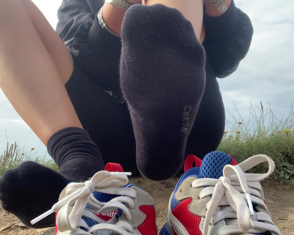 Miss Emma Rose aka emmaemmarose OnlyFans - Sweaty feet after a 2 hour coastal walk, had a brake and took my shoes and