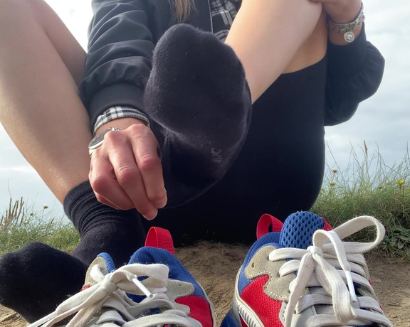 Miss Emma Rose aka emmaemmarose OnlyFans - Sweaty feet after a 2 hour coastal walk, had a brake and took my shoes and