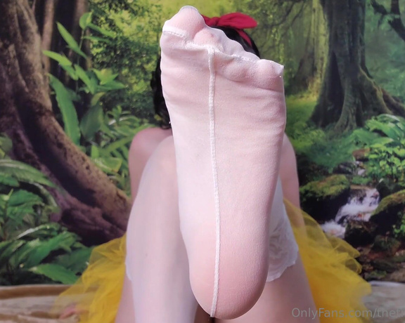 TheTinyFeetTreat VIP aka thetinyfeettreatvip OnlyFans - Snow White  Stockings and Squirt  Snow White wants to show off her cute little