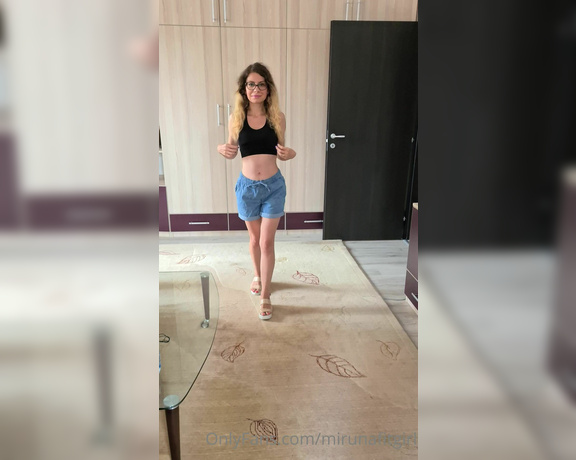 Miruna Fit Girl aka mirunafitgirl OnlyFans - Video of Me wearing bra and shorts