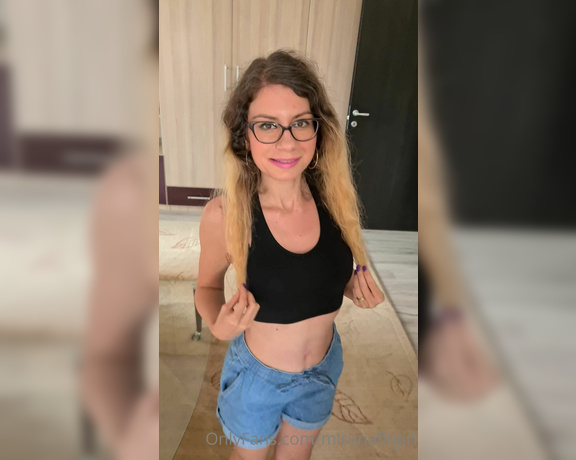 Miruna Fit Girl aka mirunafitgirl OnlyFans - Video of Me wearing bra and shorts