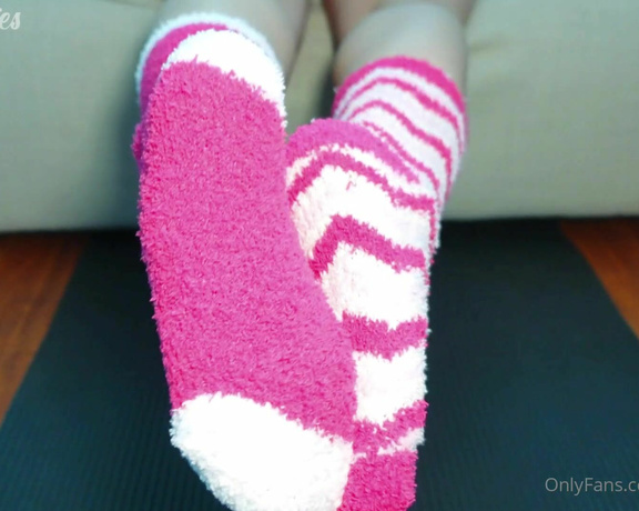 OnlySockies aka onlysockies OnlyFans - Oily Fuzzy Sockjob!