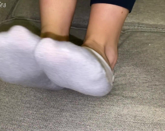 OnlySockies aka onlysockies OnlyFans - Shy Girl Sucking Her Toes! First Time)