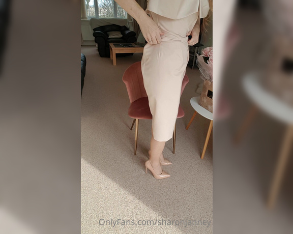 Sharon Janney aka sharonjanney OnlyFans - Cervin hold ups ,i love them, dont forget to message me for my more explicit videos