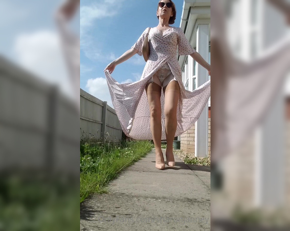 Sharon Janney aka sharonjanney OnlyFans - Windy day,sun shine on my bodyi picked a flower for you Dont forget to message