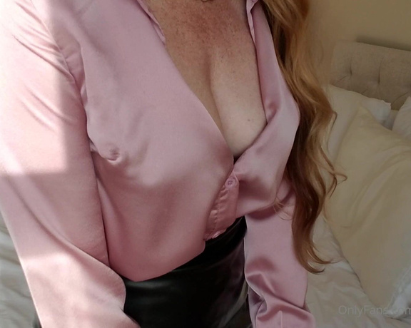 Sharon Janney aka sharonjanney OnlyFans - Nylon stockings, silk,feels so soft and so exciting  Dont forget to message me for custom