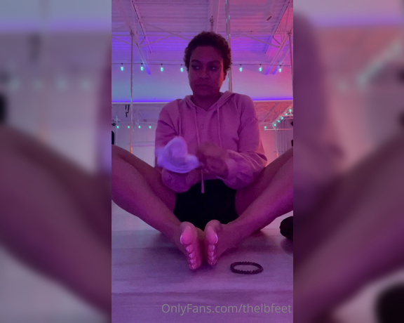 TheLBfeet aka thelbfeet OnlyFans - Who likes stretching videos!