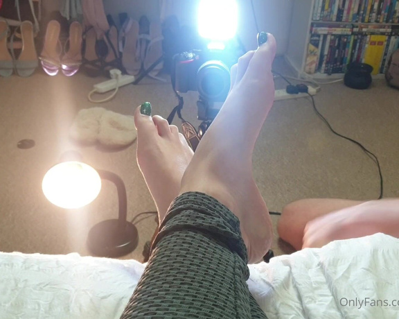 GreatBritishFeet aka solecatcher OnlyFans - Worshipping her imperial Goddess Soles and Toes Green Pedi