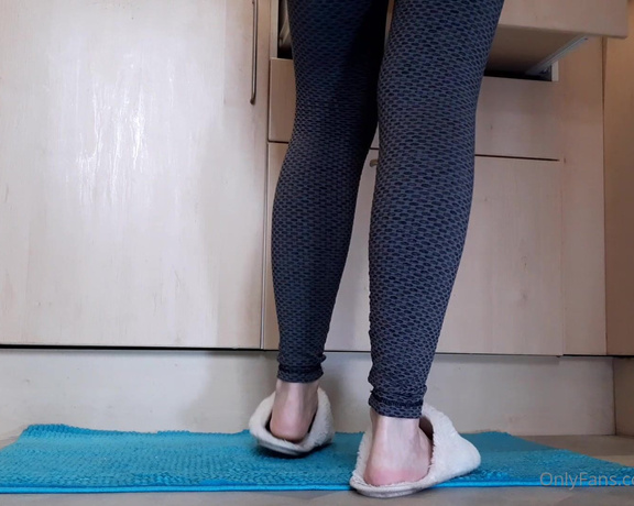 GreatBritishFeet aka solecatcher OnlyFans - Watch a milf at work, cooking and cleaning in tight leggings and slippers @greatbritishsoles