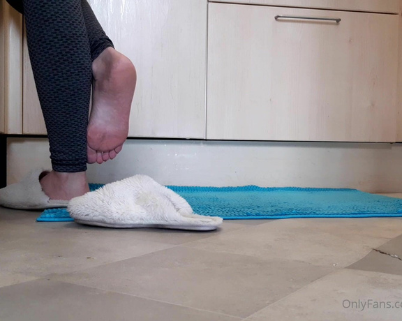 GreatBritishFeet aka solecatcher OnlyFans - Watch a milf at work, cooking and cleaning in tight leggings and slippers @greatbritishsoles