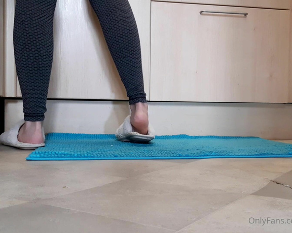 GreatBritishFeet aka solecatcher OnlyFans - Watch a milf at work, cooking and cleaning in tight leggings and slippers @greatbritishsoles