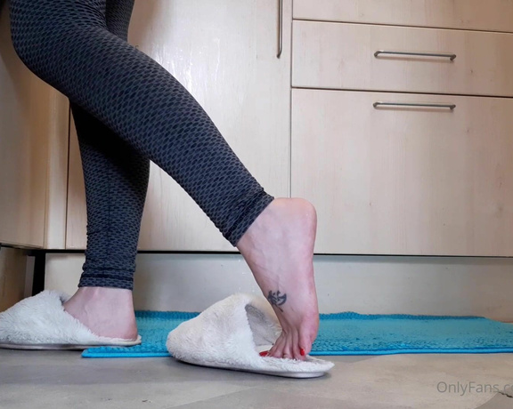 GreatBritishFeet aka solecatcher OnlyFans - Watch a milf at work, cooking and cleaning in tight leggings and slippers @greatbritishsoles