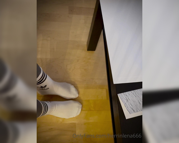 Herrin Lena aka herrinlena666 OnlyFans - Und weg damit Das die Sockenfotze auch mal einen Grund zum abspritzen hat