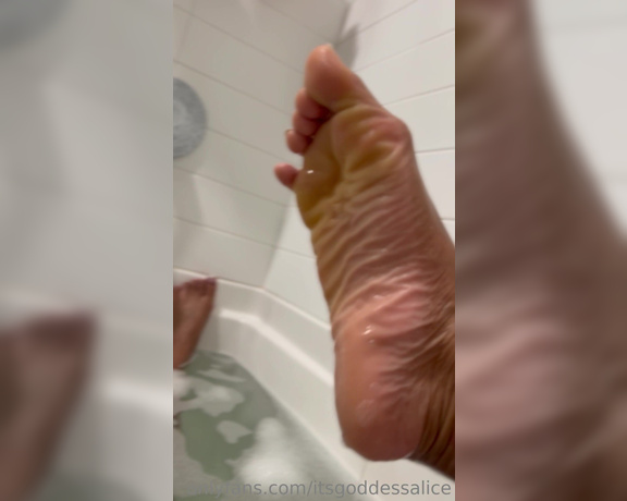 Itsbabyalicex aka itsbabyalicex OnlyFans - Bath time