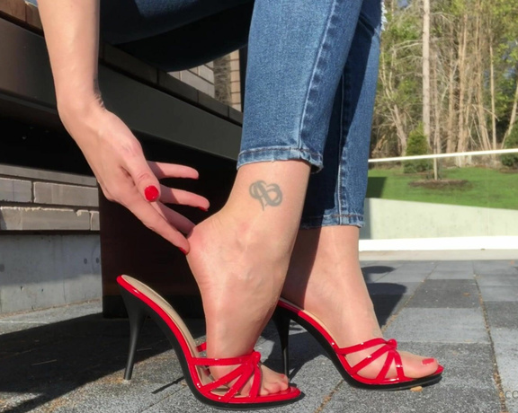 Nylontastica aka nylontastica OnlyFans - Shoeplay on a sunny Sunday afternoon! Wearing tan CdRs and loving the shine) Also,