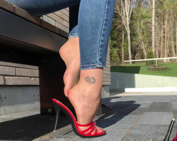 Nylontastica aka nylontastica OnlyFans - Shoeplay on a sunny Sunday afternoon! Wearing tan CdRs and loving the shine) Also,