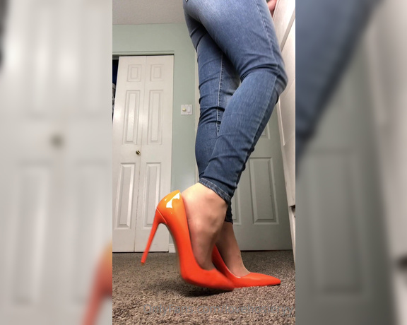 Nylontastica aka nylontastica OnlyFans - A casual outfit! What do you think