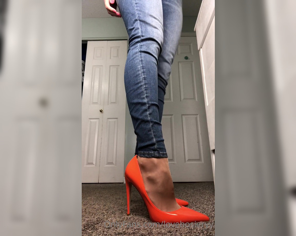 Nylontastica aka nylontastica OnlyFans - A casual outfit! What do you think