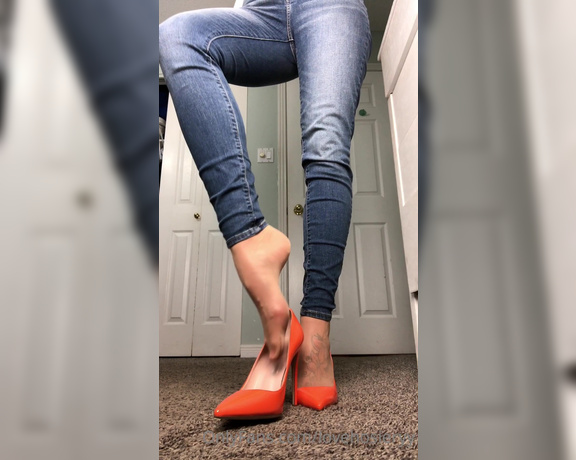 Nylontastica aka nylontastica OnlyFans - A casual outfit! What do you think