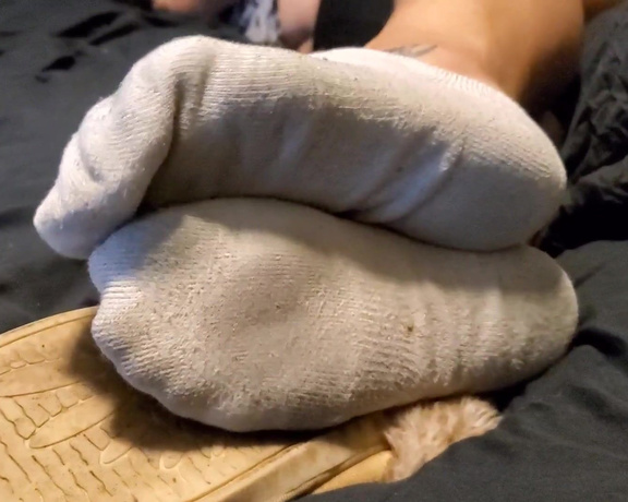 PediqueenSoles aka pediqueensoles OnlyFans - Sweaty socks and smelly house shoes