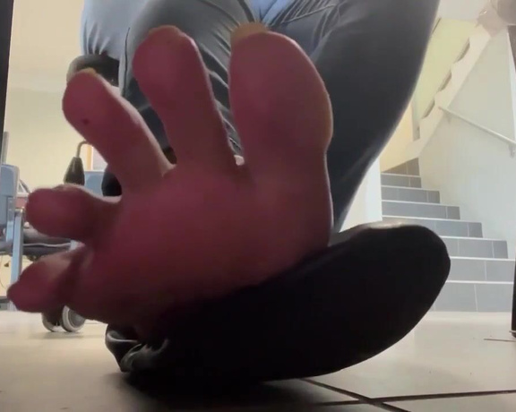 PediqueenSoles aka pediqueensoles OnlyFans - Get under my desk and smell my feet while I work!!