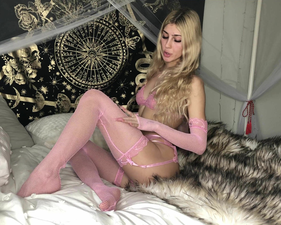 Princess Chelsea aka bowdown2chelsea OnlyFans - Intro to my new foot clip going up on iwantprincesschelseacom you LOVE feet