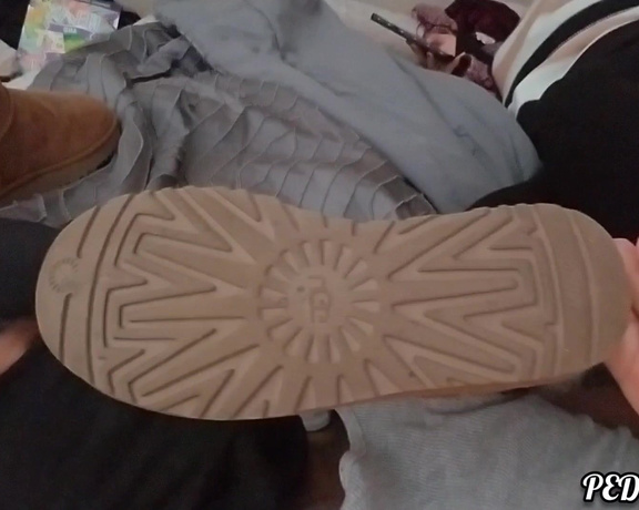 PediqueenSoles aka pediqueensoles OnlyFans - Sweaty feet fresh out my uggs