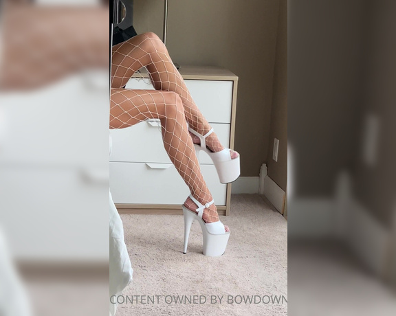 Princess Chelsea aka bowdown2chelsea OnlyFans - Erotic legs