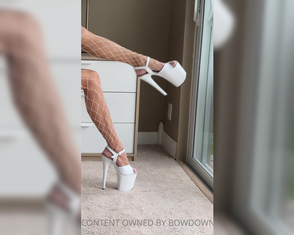 Princess Chelsea aka bowdown2chelsea OnlyFans - Erotic legs