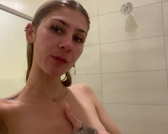 Princess Chelsea aka bowdown2chelsea OnlyFans - I bet you wanna see the rest so bad, to bad you’re a beta !