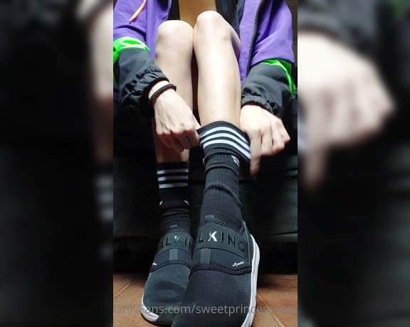 SweetPrincessCandy aka sweetprincesscandy OnlyFans - Shoe removal showing off my black long socks